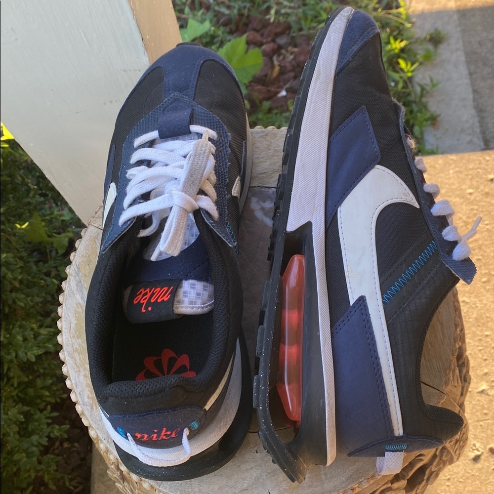 Authentic Nike Men's Navy, White, and Black Athletic Sneakers size: 8.5